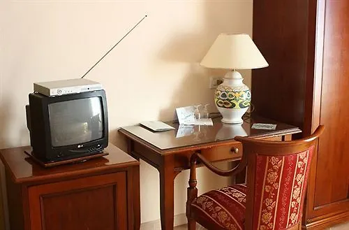 Emmaus Hotel ザッフェラーナ・エトネーア